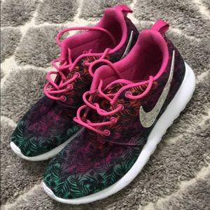 Girls Nike roshes